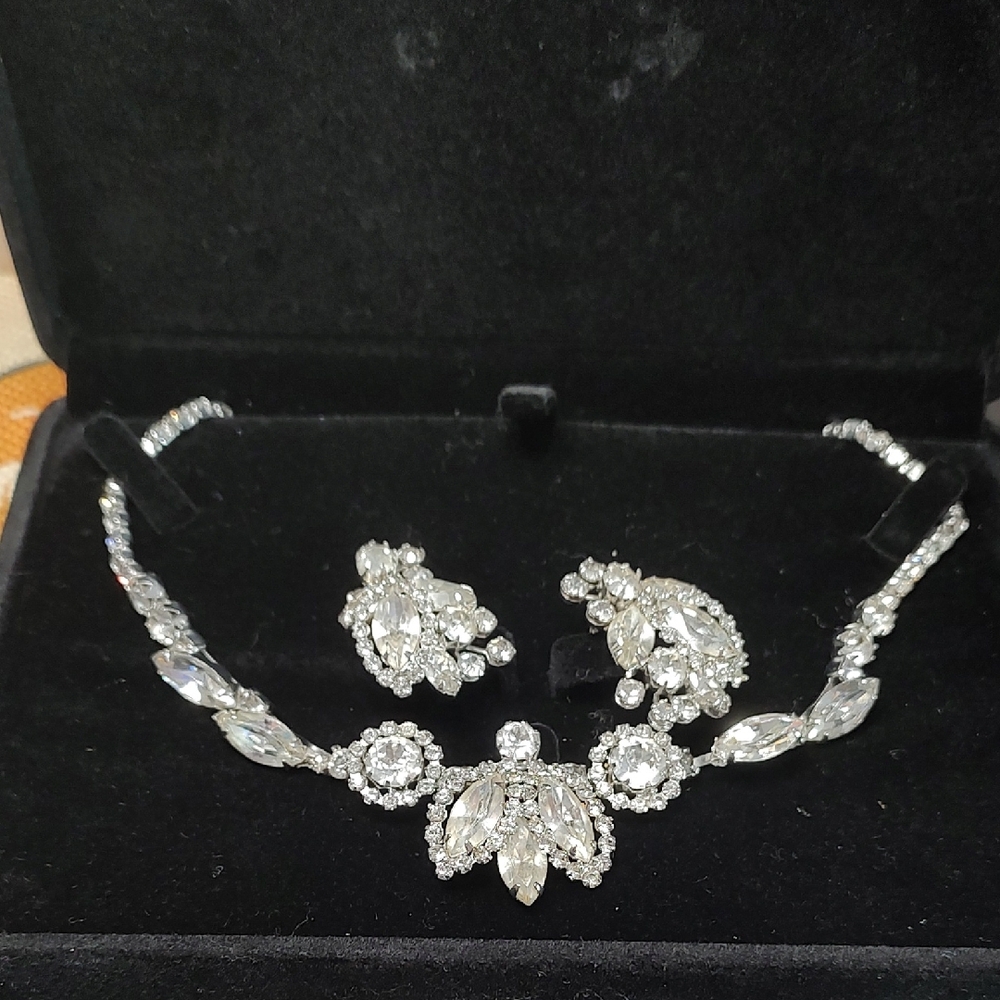 Elegant Silver Jewelry Set